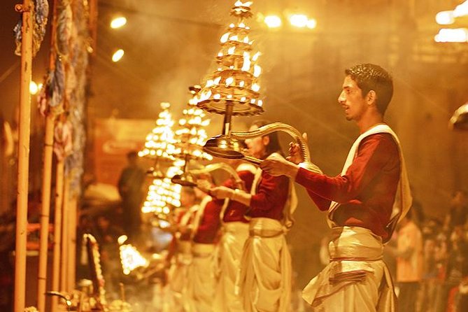 The rhythmic chanting and synchronised movements of the Ganga Arti are almost meditative, allowing one to look deeply inwards while sitting on the banks of the holiest river