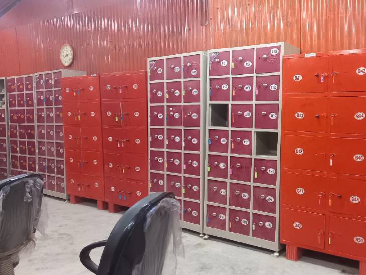 Both Vishwanath Mandir and Ram Mandir provide official lockers options to stow away your belongings during darshan